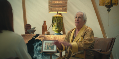 战利品.Loot.S03E01.2025.2160p.ATVP.WEB DL.DDP5.1.Atmos.H265 HDSWEB.mkv 20251211 134200.384.png