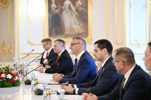 G7uC1ylbIAAQEDe.jpg