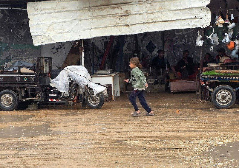 الوضع المأساوي في خانيونس في خيام النازحين بمدينة خانيونس بفعل المنخفض الجوي....