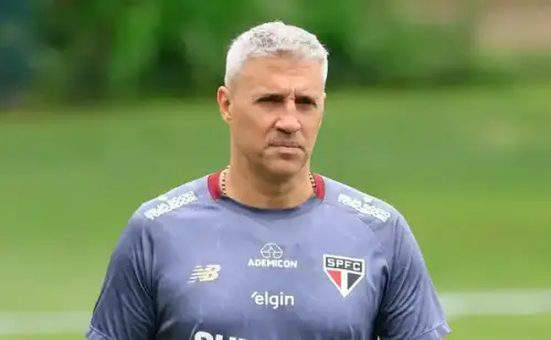 Athletico-MG mira Arboleda, tenta investida ousada e enfrenta resistência do São Paulo