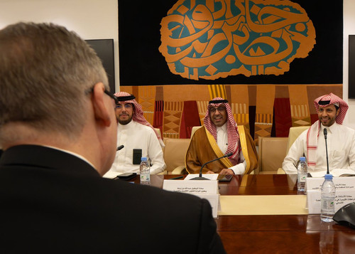 G7zZvTHW8AAlaUd.jpg