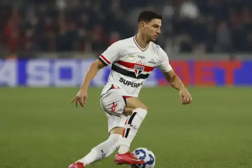 Cédric oscila no São Paulo, e perde titularidade na lateral; futuro incerto gera alvoroço nos bastidores