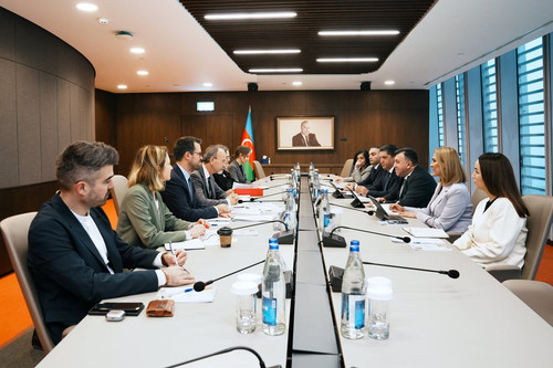 G7z4Q0mXUAAHfEt.jpg