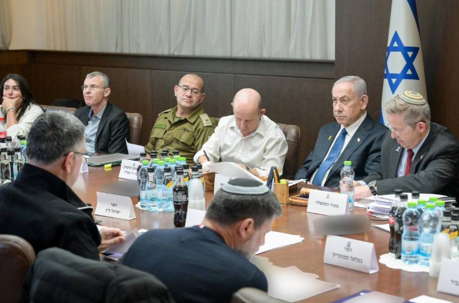 نتنياهو يعقد في هذه الأثناء اجتماعًا للكابنيت في مكتبه بالقدس....