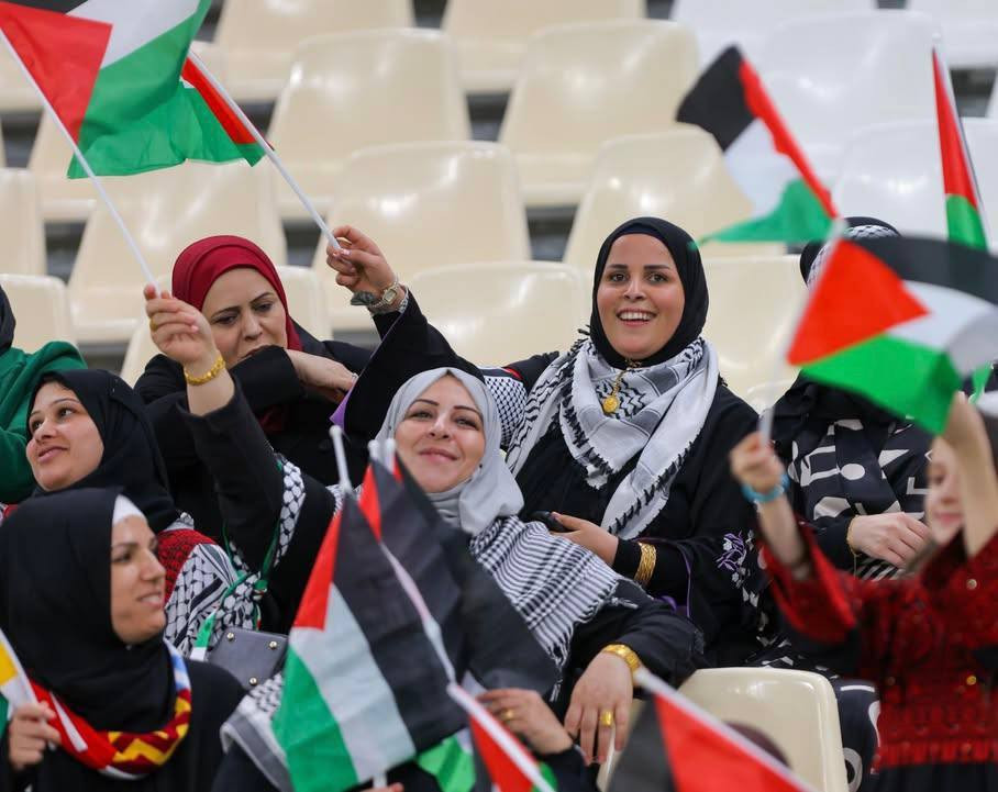 صور جماهير المنتخب الفلسطيني "الفدائي" أثناء مباراته مع نظيره السعودي في ربع نهائي كأس العرب....