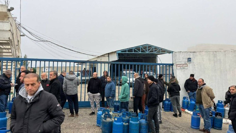 رئيس نقابة أصحاب محطات الغاز أسامة مصلح: لا يوجد في الضفة مخزون حتى طن واحد من الغاز، وجميع المحطات خاوية، والكميات التي ترد حاليًا محدودة جدًا، ولا ت...