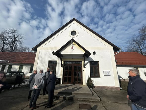 617564585 1512784910654720 8527750267434310570 n.jpg?stp=cp6 dst jpg s590x590 tt6& nc cat=111&ccb=1 .jpg