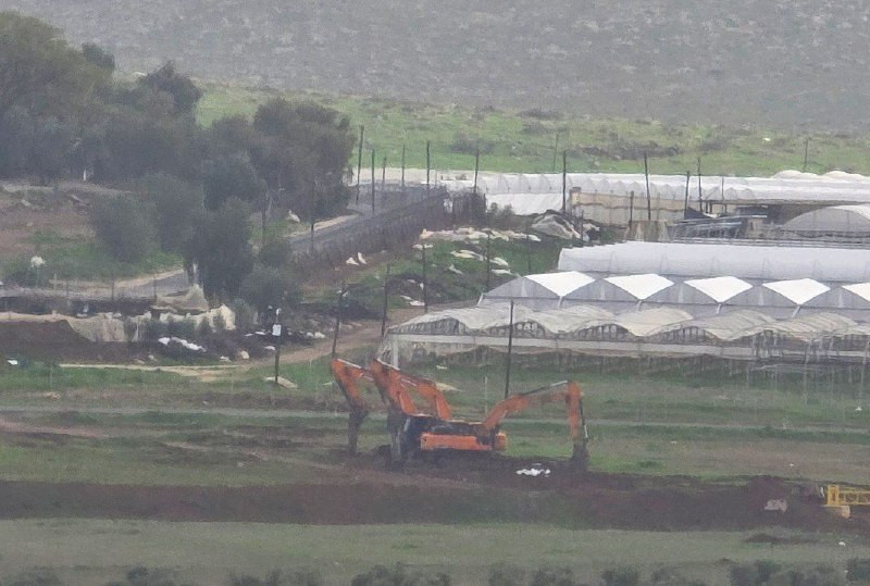 جرافات الاحتلال تُجرف أراضي سهل البقيعة شرق طمون في طوباس؛ لشق طريق عسكري....