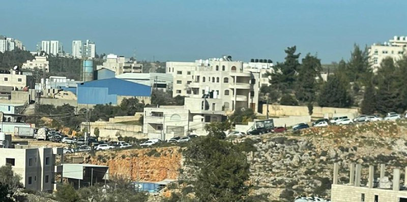 رغم أن الهيئة العامة للبترول قد أعلنت بأن غاز الطهي متوفر بشكل طبيعي بالأسواق، أزمة خانقة واكتظاظ للمواطنين بانتظار دورهم للحصول على الغاز في مدينة ال...