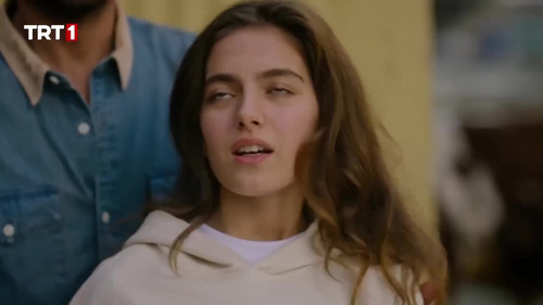 Tasacak Bu Deniz Ep 3 Ava Yaman faint.jpg