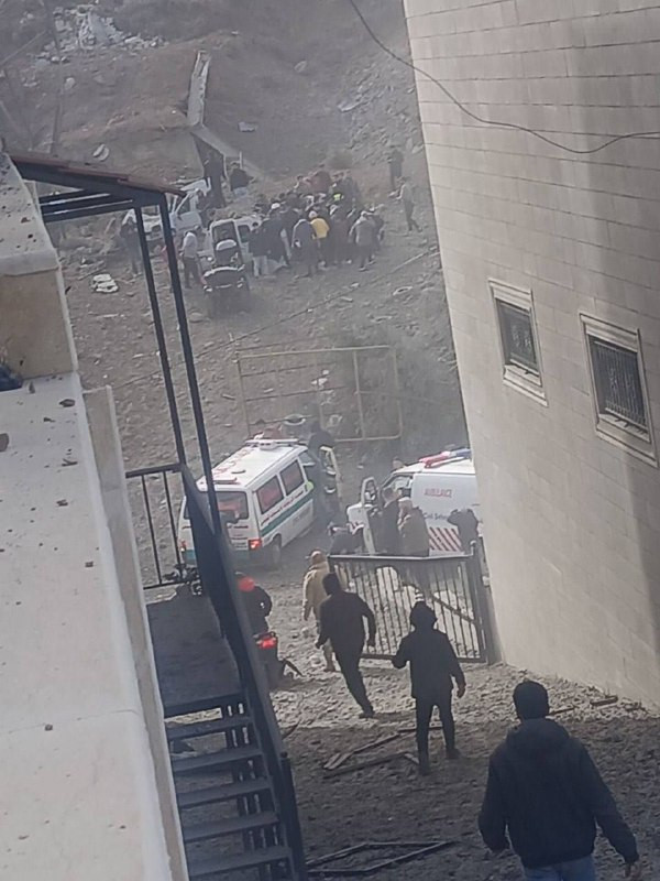 صورة| نقل إصابات جراء غارات الاحتلال على مناطق في جنوب لبنان....