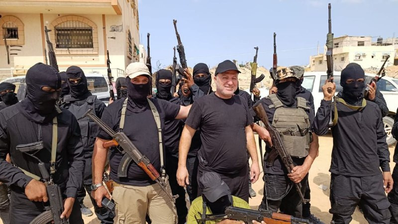 صحيفة وول ستريت جورنال، نقلاً عن مصادر إسرائيلية وجنود احتياط: الاحتلال الإسرائيلي يوفّر دعماً مباشراً لميليشيات جديدة تنشط في قطاع غزة لمواجهة حركة ح...