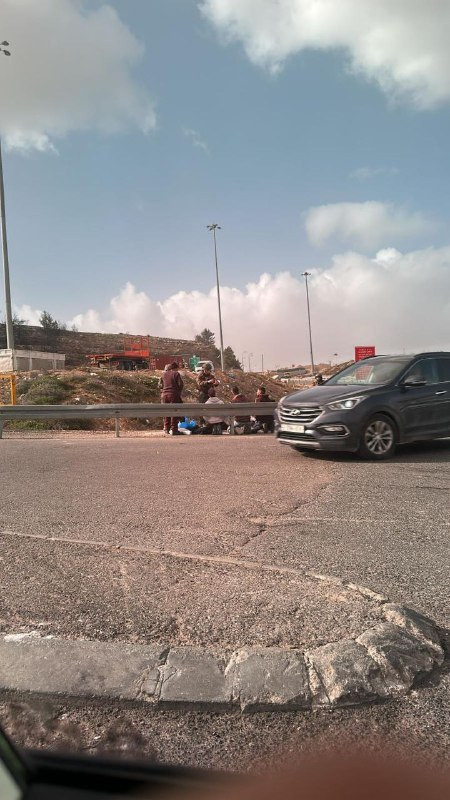 قوات الاحتلال تحتجز عددًا من الشبان عند مدخل "عقبة حسنة"، غرب بيت لحم....