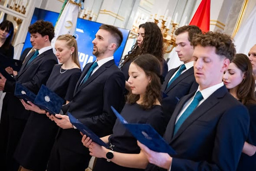 618235399 122271441302239180 3929444039777763297 n.jpg?stp=dst jpg s590x590 tt6& nc cat=107&ccb=1 7&.jpg