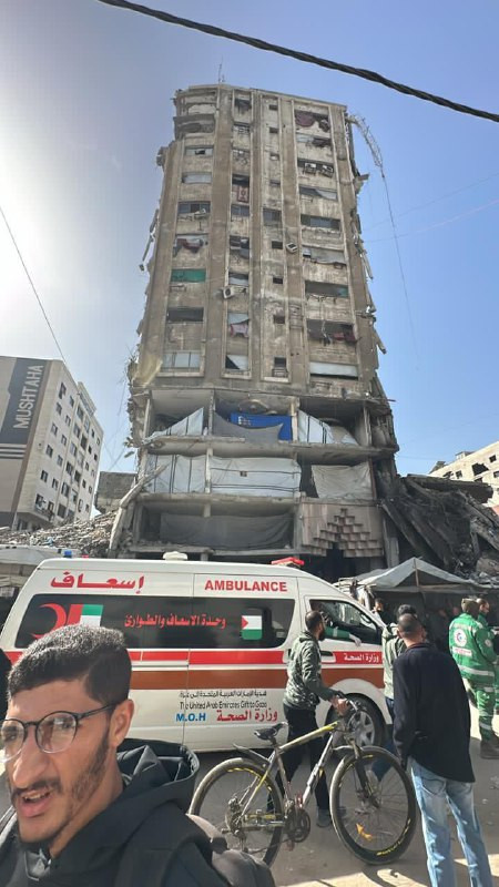 صورة من استهداف طائرة مُسيّرة إسرائيلية مفخخة أعلى برج شوا وحصري بحي الرمال غربي مدينة غزة...