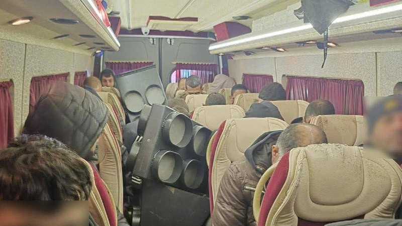 الشرطة الإسرائيلية تعتقل 20 عاملاً فلسطينياً داخل حافلة ركاب صغيرة عند مدخل القدس لعدم حيازتهم على تصاريح دخول، وتقتاد سائق الحافلة للتحقيق....