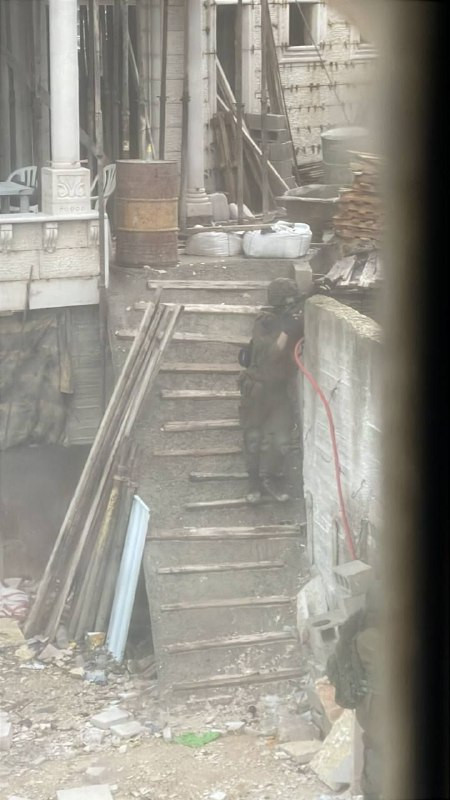 قوات الاحتلال تقتحم حي "ساريس" في مخيم قلنديا، شمال القدس، مع مداهمة منازل الأهالي....