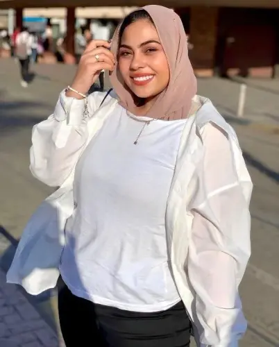 محجبة مصريه كيرفي تعمل نودز لحبيبها عشان تهيجه و تحك كسها بالمخدة 3