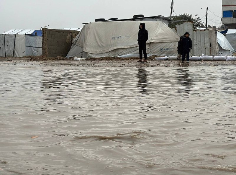 معاناة قاسية للفلسطينيين؛ جراء الأمطار الغزيرة والمنخفض الجوي، في دير البلح وسط قطاع غزة....