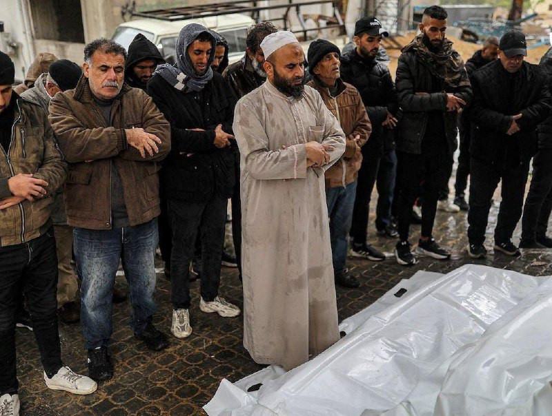 تم تشييع جثامين عدد من الشهداء الذين قضوا جراء انهيار مبانٍ متضررة بالقصف الإسرائيلي، بعد الأمطار الغزيرة في غزة....