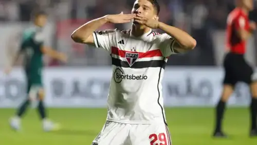 Pablo Maia volta ao radar europeu e São Paulo admite negociar volante em 2026