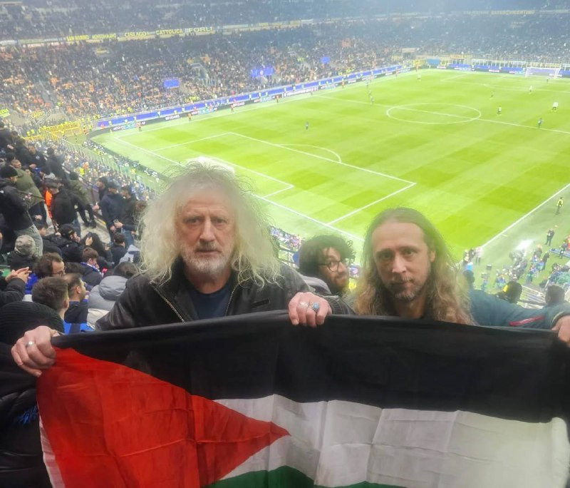 رافعًا علم فلسطين.. السياسي الأيرلندي والناشط المجتمعي ميك والاس: لا تتوقف عن الحديث عن فلسطين، القوى الغربية صامتة مع استمرار النظام الإسرائيلي في قت...