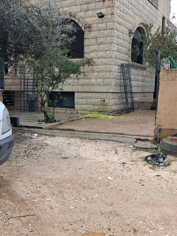 مصادر محلية: أُجبر المواطن نائل العابد على إخلاء منزله الواقع على شارع التعاون العلوي في نابلس بعد إخطار من جيش الاحتلال بقرار الهدم، وتلقى العائلة إخ...