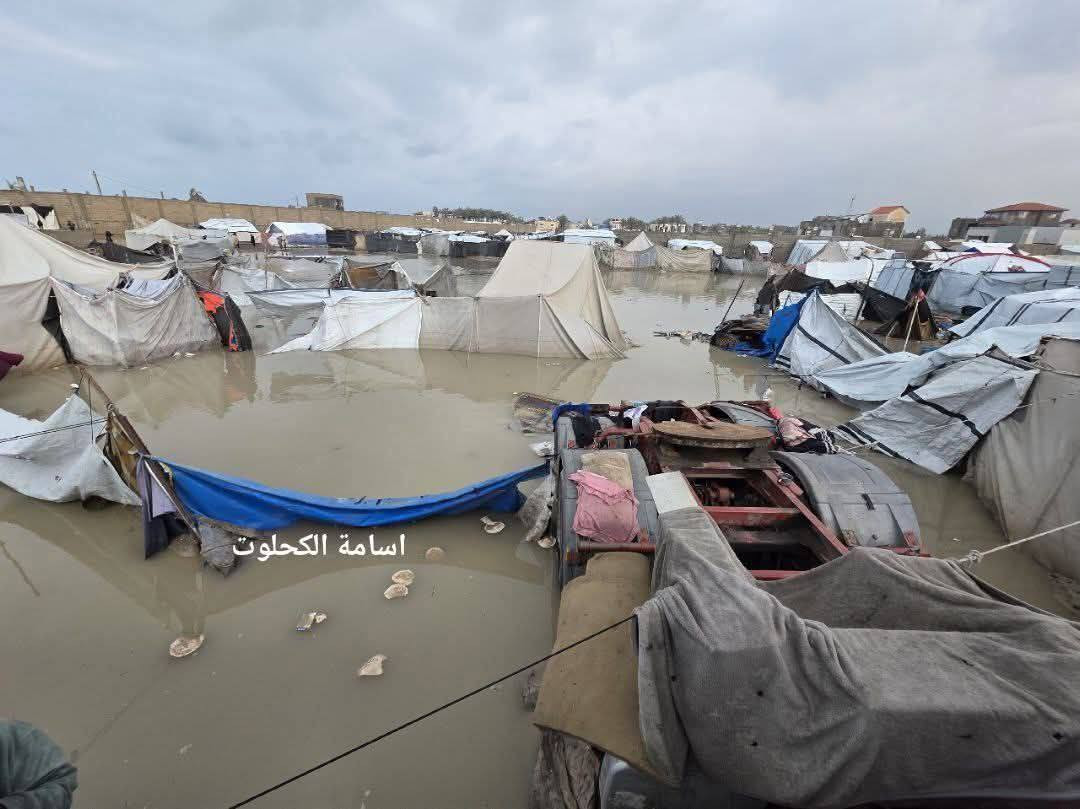 غرق مخيم عسقلان بالكامل غرب دير البلح، حيث ابتلعت مياه الأمطار خيام النازحين وحوّلتها إلى برك موحلة، لتُفاقم مأساة عائلات بلا سقف ولا حماية....