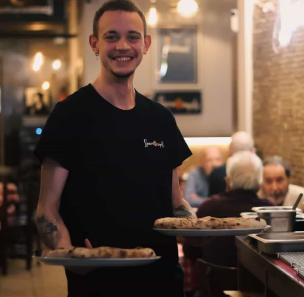 Cafetería acogedora en el centro de Barcelona.png