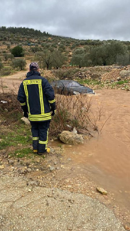 تمكنت طواقم الدفاع المدني الفلسطيني في محافظة رام الله والبيرة من سحب مركبة تعرضت للغرق في بلدة مزارع النوباني شمال غرب رام الله، مع تأمين الموقع واتخ...