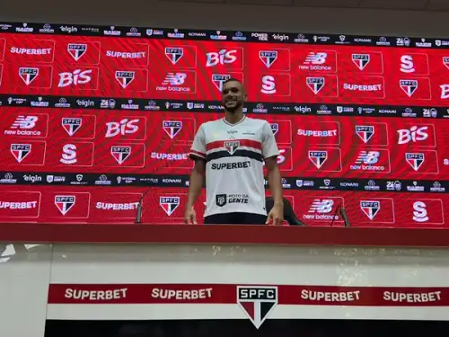 Reforço do São Paulo é apresentado e comenta sobre crise política do Tricolor 