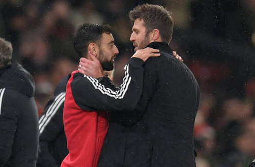 Michael Carrick bersama Bruno Fernandes pada Desember 2021 Getty Images.jpg