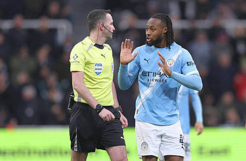 Antoine Semenyo berbicara dengan Chris Kavanagh Getty Images 696x456.jpg