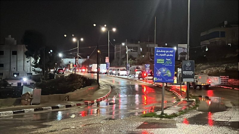 منذ أكثر من ساعة! عائلات تنتظر في مركباتها الباردة وسط المنخفض الجوي على مدخل قرية دير جرير شمال شرق رام الله بعد إغلاق المدخل....