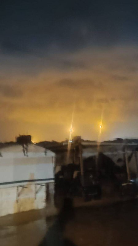 جيش الاحتلال يُطلق قنابل إنارة شمالي مدينة رفح جنوب قطاع غزة...