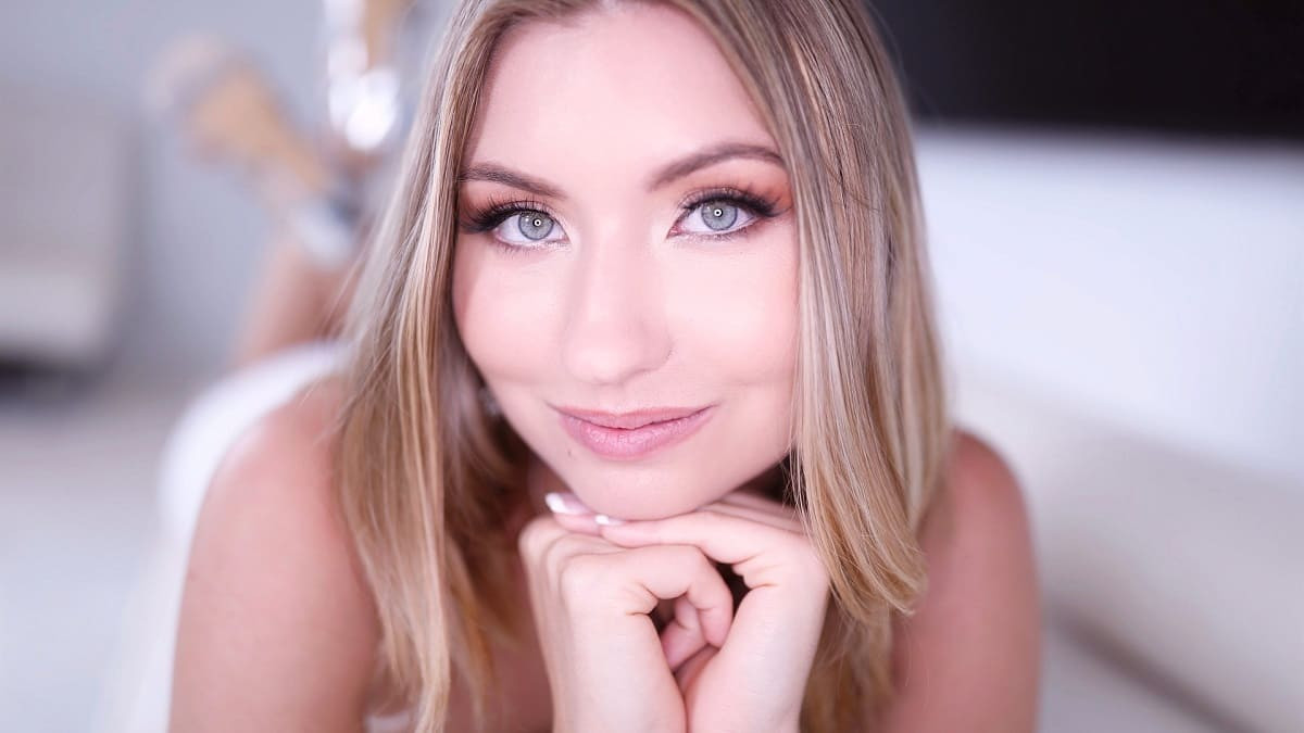 [AmateurAllure] Amateur Allure Introduces Emma Sirus Giving Head, Fucking and Swallowing a Creamy Load