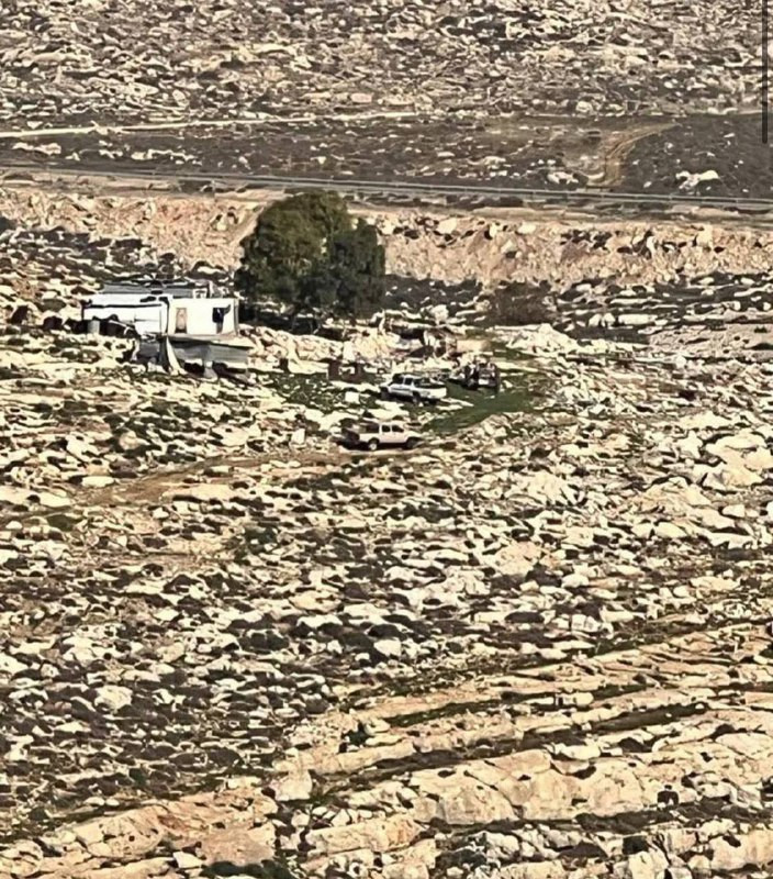 في خطوة استفزازية! مسـ ـتوطنون يقيمون بؤرة استيطانية جديدة بين قريتي رمون ودير دبوان شرق رام الله....