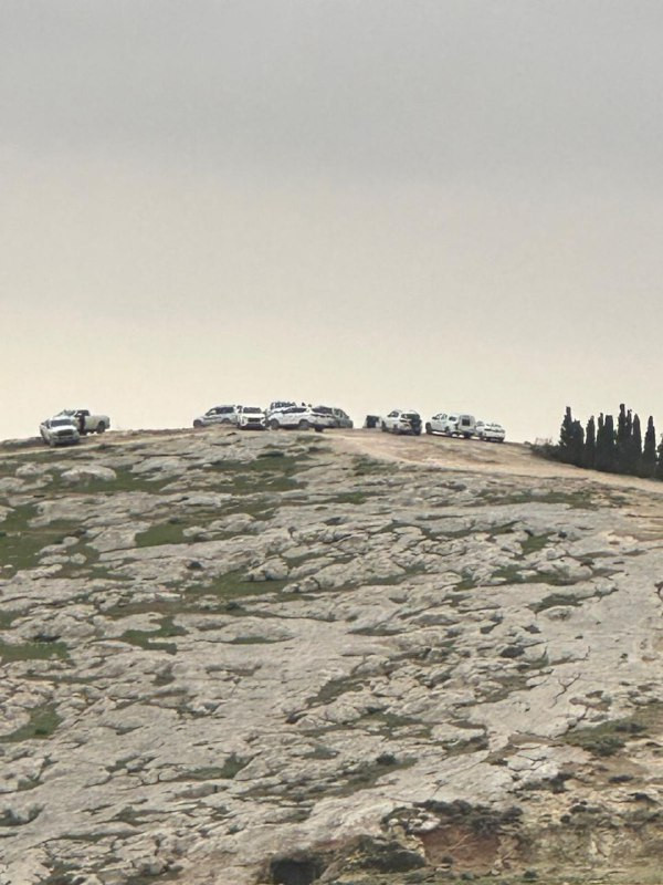 محافظة القدس: ما تُسمى "الإدارة المدنية" برفقة جهات أخرى من سلطات الاحتلال تقتحم شرقي بلدة الزعيم، في المنطقة التي طرحت فيها سلطات الاحتلال الأسبوع ال...