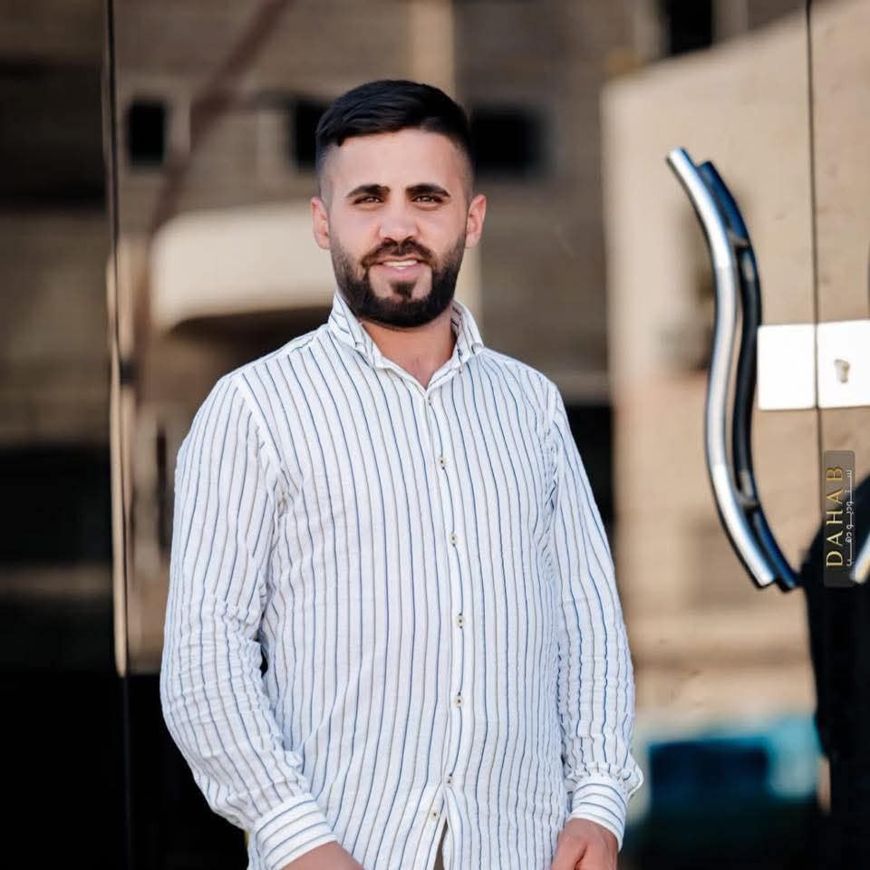 أثناء عودته من مناقشة مشروع تخرجه.. قوات الاحتلال تعتقل الصحفي صهيب العويوي، عند جسر حلحول شمال الخليل....