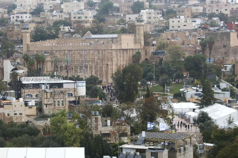 مستوطنون يقتحمون باحات الحرم الإبراهيمي في الخليل للاحتفال بما يسمّى "عيد سارة"...