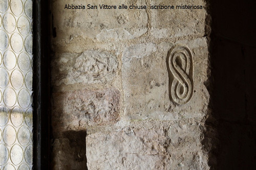 abbazia san vittore alle chiuse iscrizione misteriosa simbolo inifinito .jpg