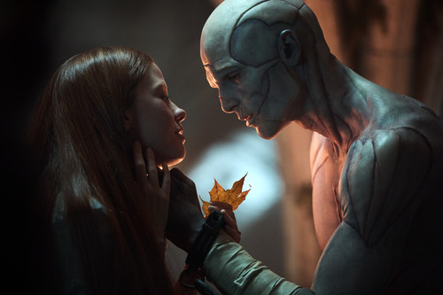 FRANKENSTEIN. (L to R) Mia Goth as Elizabeth and Jacob Elordi as The Creature in Frankenstein. Cr. K
