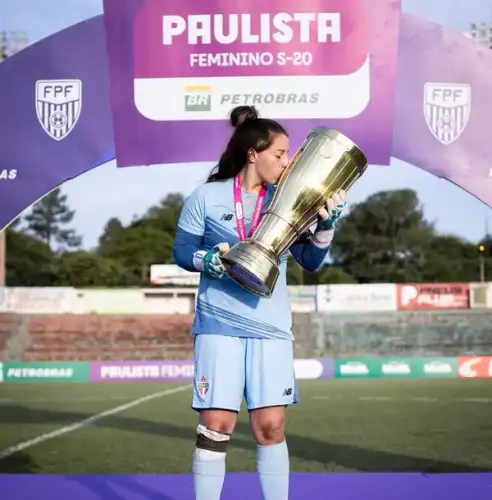 Goleira do São Paulo brilha em pênaltis e garante o bicampeonato paulista Sub-20 diante do rival