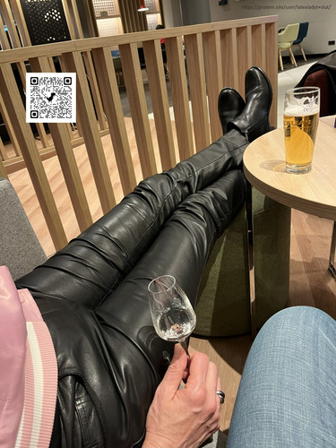 LederladyT glänzende Lederhose IMG 6783n2.jpg