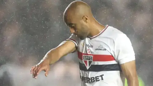 Alerta no São Paulo! Lucas sente dores no joelho e vira dúvida para o clássico contra o Corinthians