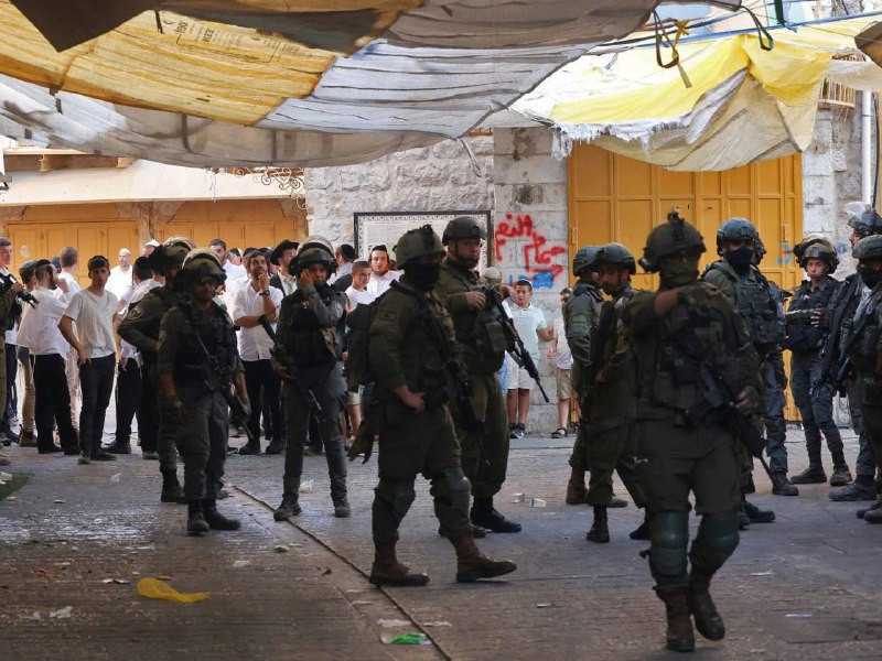 قال مسؤول لجنة البلدة القديمة في الخليل، بدر الداعور: إن الاحتلال يشدد من إجراءات الحصار على أهالي تل الرميدة ويمنعهم من الخروج أو التنقل، بحجة عيد "س...