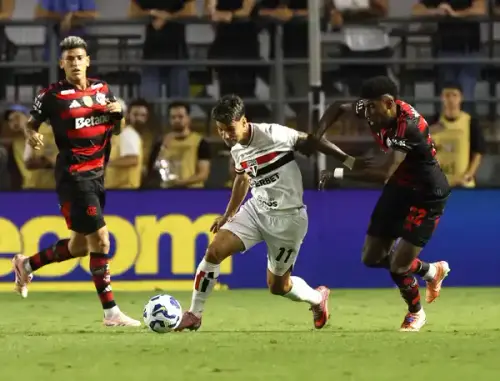 Crespo enfrenta dilema na lateral esquerda do São Paulo: jovens no elenco ou improviso?
