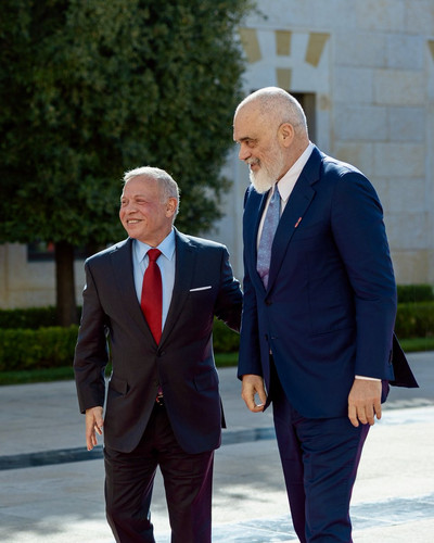 G7pzHYuWEAEC Df.jpg