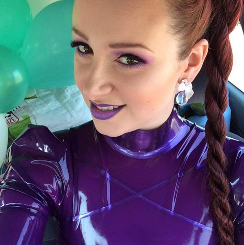 Lila Latex Gummihure annarosenmüller www.tumblr.com/latexsexdol-annarosenmueller https://im9.eu/alb.jpg