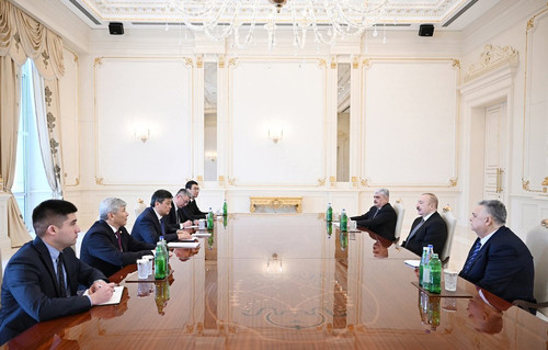 G7jvMIoWgAAdZOV.jpg